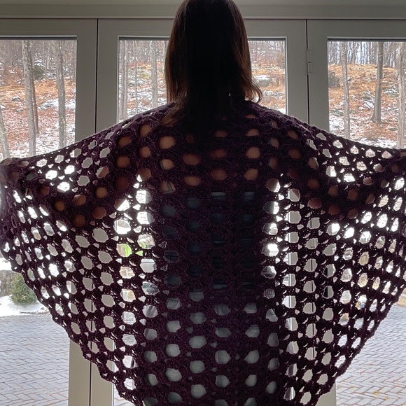 Handmade crochet shawl - plum color - Picture 4 of 4